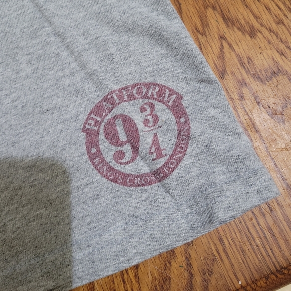 Harry Potter Gryffindor Graphic T-shirt Sz XL & CultureFly Beanie Bundle - Picture 3 of 11